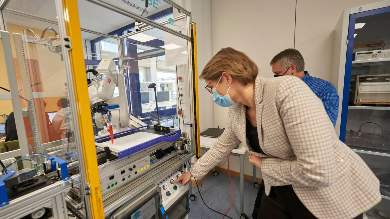 Stefanie Hubig, Bildungsministerin von Rheinland-Pfalz, bedient in der Carl Benz Schule den Roboter „Wilder Paul“. (Foto: Sascha Ditscher/Sascha Ditscher/dpa/dpa)