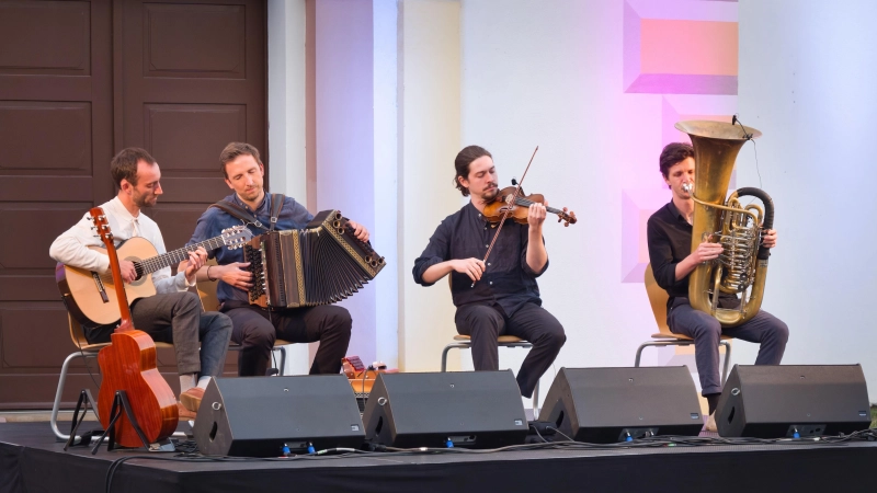 Mit Gitarre, Steirischer Harmonika, Geige und Tuba: Das bayerische Ensemble Maxjoseph gastierte bei „Sommer im Park” in Triesdorf. (Foto: Martin Stumpf)