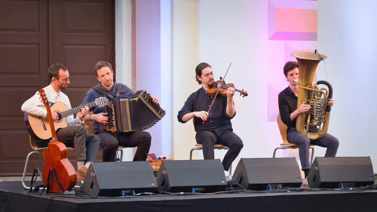 Mit Gitarre, Steirischer Harmonika, Geige und Tuba: Das bayerische Ensemble Maxjoseph gastierte bei „Sommer im Park” in Triesdorf. (Foto: Martin Stumpf)