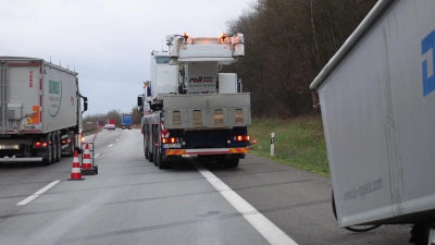 Der Anhänger (rechts im Bild) fing Feuer. Der Fahrer konnte ihn jedoch abkoppeln und die Feuerwehren konnten den Brand schnell löschen. Es kam allerdings zu einem langen Stau. (Foto: NEWS5 / Markus Zahn)