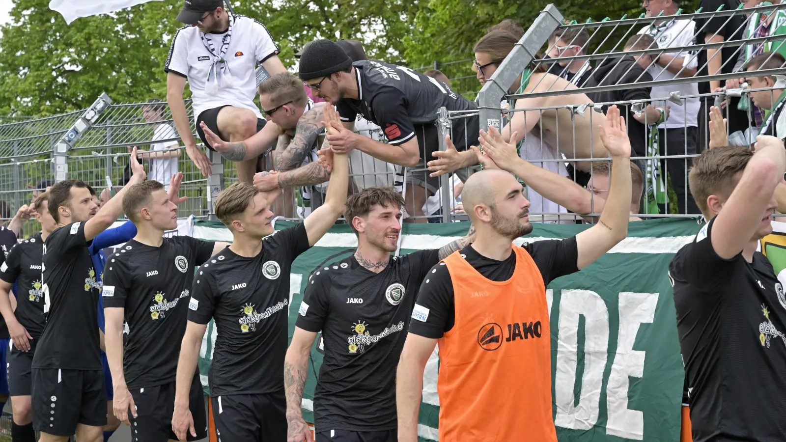 Anstehen zum Abklatschen: Die Ansbacher feiern nach dem Heimsieg über Augsburg mit den Fans. Deren Unterstützung erhofft man sich auch beim finalen Auftritt in Heimstetten. (Foto: Martin Rügner)