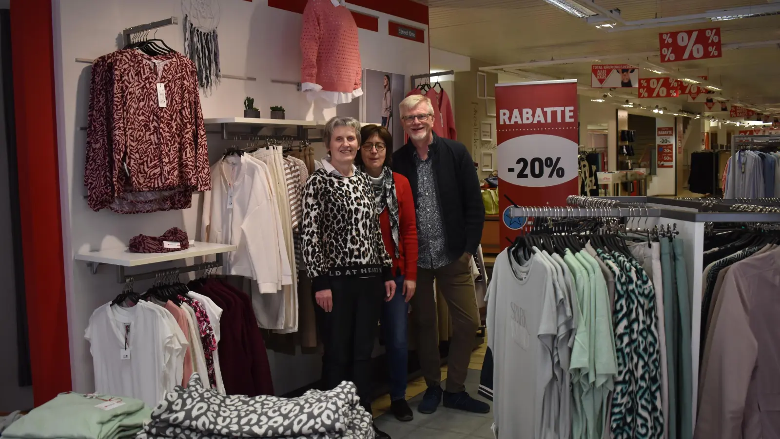 Die beiden Mitarbeiterinnen Petra Marquardt und Ramona Schneider bereiten zusammen mit Unternehmensberater Jürgen Blömeke (von links) den Räumungsverkauf im Feuchtwanger Modehaus Rühl vor. (Foto: Erich Herrmann)