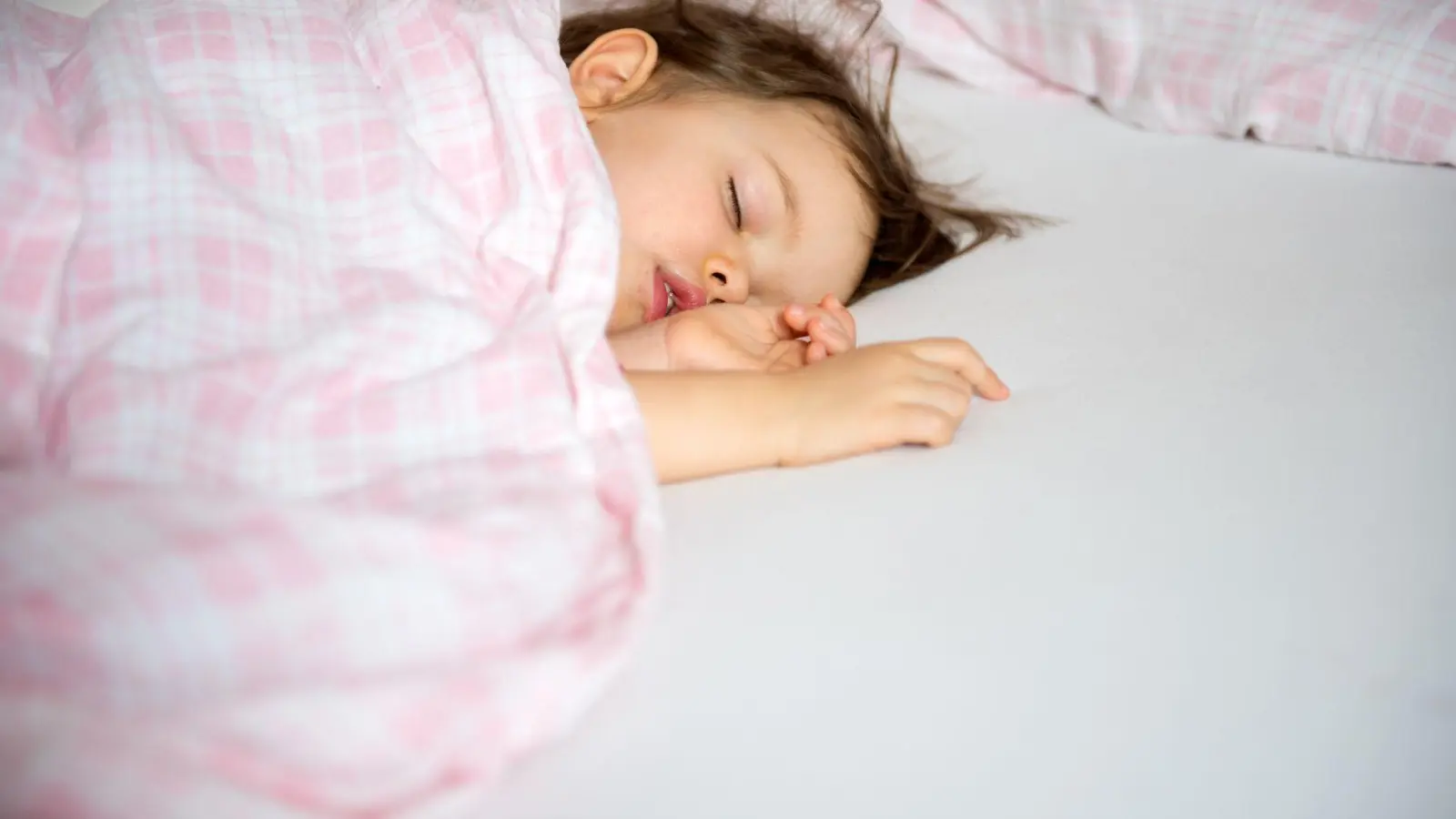 Viele Kinder schnarchen nachts. Kommt das häufig vor, sollte sich ein Kinderarzt oder eine Kinderärztin dies näher ansehen. (Foto: Andrea Warnecke/dpa-tmn)