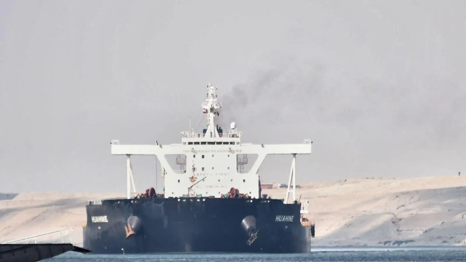 Analysten der Investmentbank Jefferies schätzen, dass etwa acht Prozent der weltweiten Rohöltransporte durch den Suezkanal gehen. (Foto: Sayed Hassan/dpa)