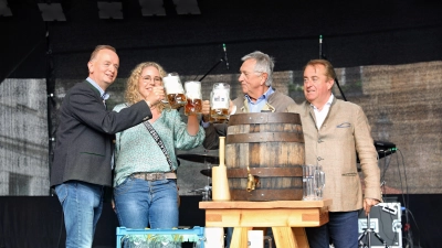 Zwei gezielte Schläge braucht Oberbürgermeister Thomas Deffner (links), um das erste Fass Bier anzustechen. (Foto: Zeynel Dönmez)