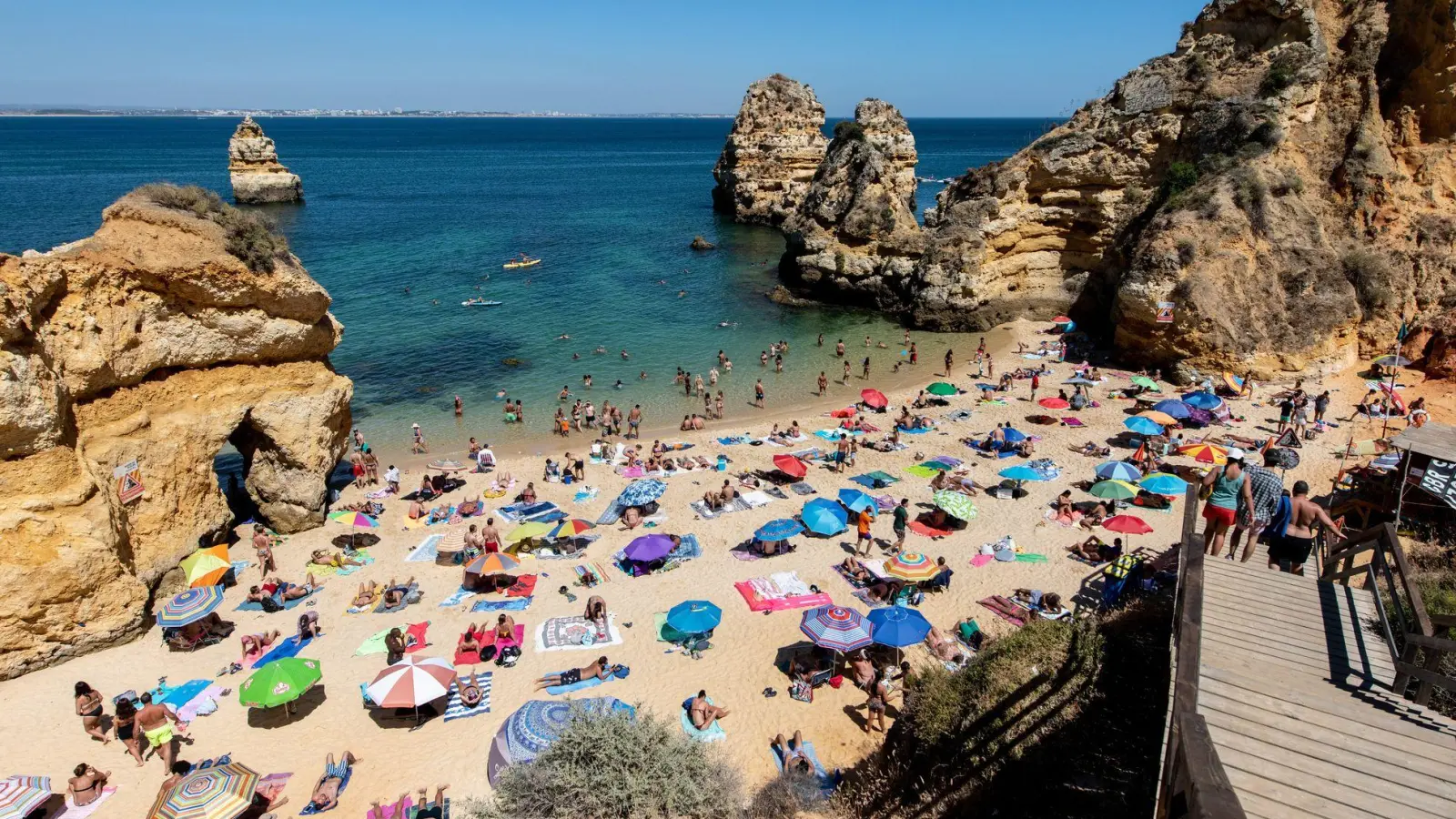 Den Sommer verlängern: Damit der Herbsttrip in die Sonne nicht zum Reinfall wird, sollten Reisende ein paar Tipps beachten. (Foto: Matthias Balk/dpa/dpa-tmn)