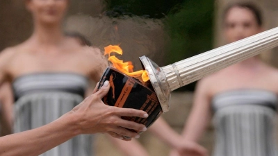 Darstellerinnen nehmen an der offiziellen Zeremonie zur Entzündung der Flamme für die Olympischen Spiele in Paris auf dem Gelände des antiken Olympia in Griechenland teil. (Foto: Thanassis Stavrakis/AP)