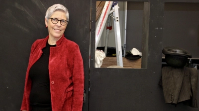 Inszeniert am Landestheater Dinkelsbühl ihr Stück über Liesl Karlstadt und Karl Valentin: die Autorin und Regisseurin Gisela Maria Schmitz aus München. (Foto: Christian Muggenthaler)