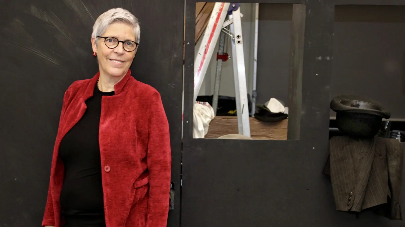 Inszeniert am Landestheater Dinkelsbühl ihr Stück über Liesl Karlstadt und Karl Valentin: die Autorin und Regisseurin Gisela Maria Schmitz aus München. (Foto: Christian Muggenthaler)