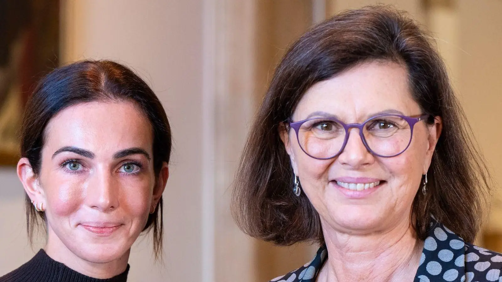 Landtagspräsidentin Ilse Aigner (r) zeigt sich begeistert von ihrer Praktikantin Lisa Müller. (Foto: Lennart Preiss/dpa)