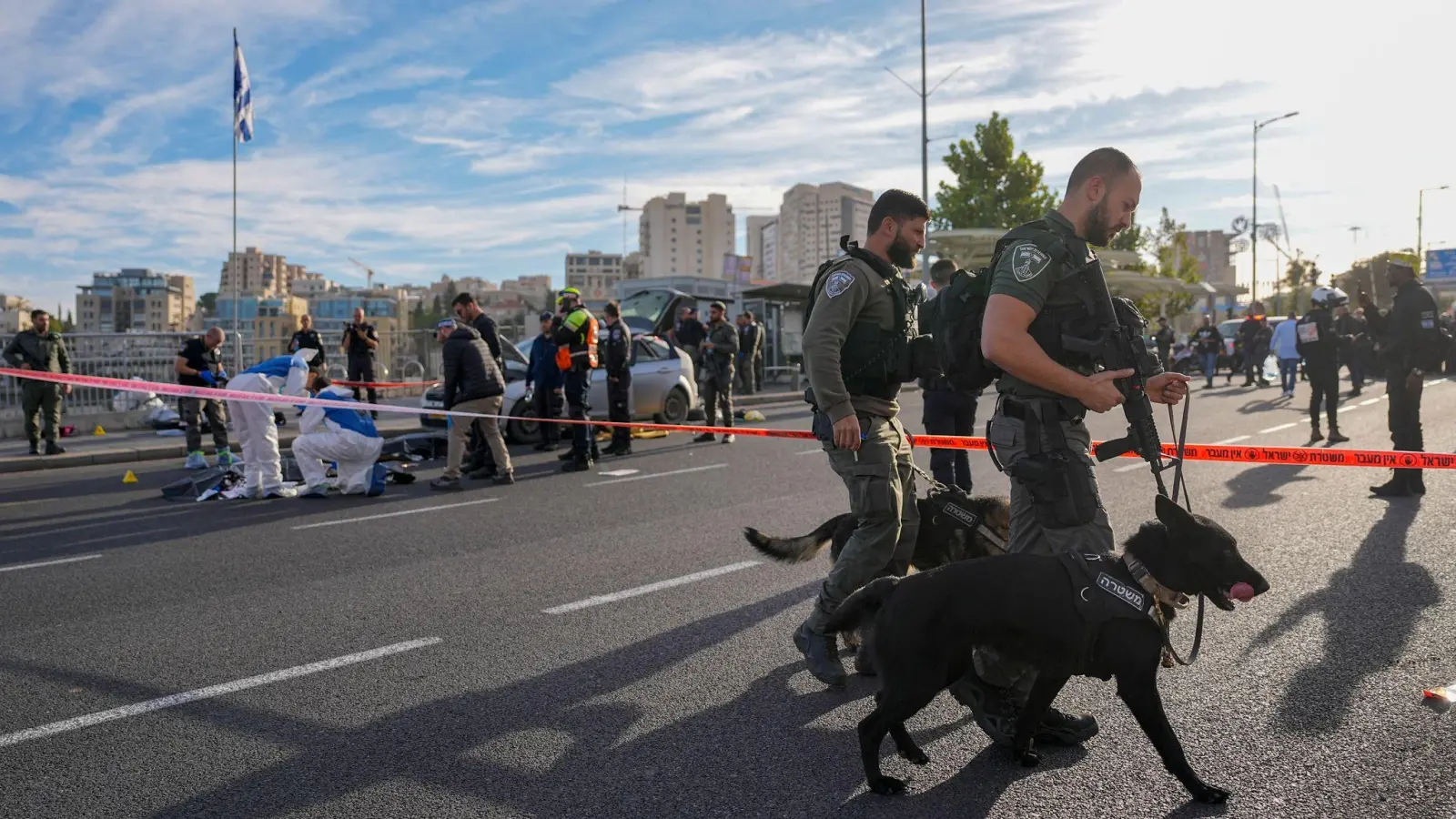 Israelische Grenzpolizisten sichern den Ort des Anschlags. (Foto: Ohad Zwigenberg/AP)