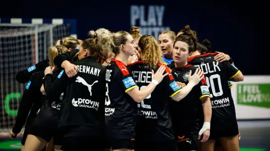 Deutschlands Handball-Frauen geben sich trotz einer schlechten Ausgangslage kämpferisch. (Foto: Anze Malovrh/Kolektiff Images/dpa)