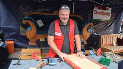 Volle Uffenheimer Innenstadt: 5000 und 8000 Menschen schauen am Tag der Deutschen Einheit Handwerkern über die Schulter und genießen den Spätsommertag. (Foto: Gerhard Krämer)
