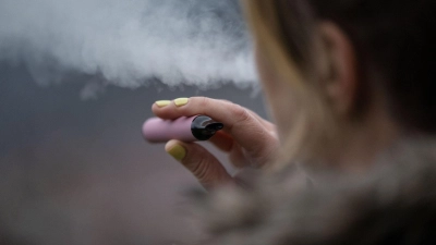 Gerade bei jungen Menschen sind E-Zigaretten beliebt. (Foto: Marijan Murat/dpa)