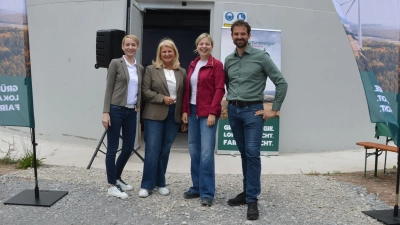 Katrin Held (Nauturenergie Zeilinger) mit Markt Erlbachs Bürgermeisterin Dr. Birgit Kreß, sowie Katharina Schulze und Martin Stümpfig von den Grünen (von links) beim Besuch im Windpark Linden-Hohenroth. (Foto: Florian Jennemann)