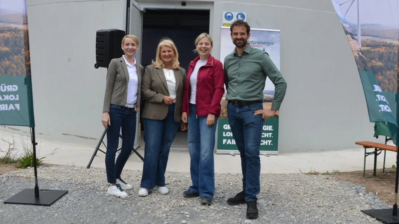 Katrin Held (Nauturenergie Zeilinger) mit Markt Erlbachs Bürgermeisterin Dr. Birgit Kreß, sowie Katharina Schulze und Martin Stümpfig von den Grünen (von links) beim Besuch im Windpark Linden-Hohenroth. (Foto: Florian Jennemann)