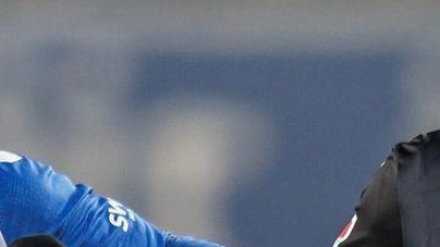 Hannovers Torschütze Enzo Leopold (r) im Zweikampf mit Magdeburgs Laurin Ulrich.  (Foto: Andreas Gora/dpa)