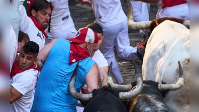 Auf Tuchfühlung mit dem Tod: Die spitzen und langen Hörner der Kampfstiere können den Läufern bei den Stierhatzen während des ebenso berühmten wie umstrittenen San-Fermín-Festes im nordspanischen Pamplona lebensgefährliche Verletzungen zufügen. (Foto: Miguel Oses/AP/dpa)