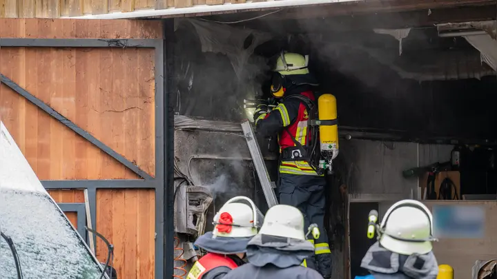 Zwei Atemschutztrupps der Feuerwehren Baudenbach und Langenfeld hatten den Brand in einer Scheune in Baudenbach schnell im Griff. (Foto: Johann Schmidt)