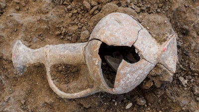 Ein Gefäß, das bei den Ausgrabungen in Tel Jehud gefunden wurde. Israelische Forscher haben in einer antiken Grabstätte rund 3500 Jahre alte Spuren von Opium gefunden. (Foto: Assaf Peretz/Israel Antiquities Authority/dpa)