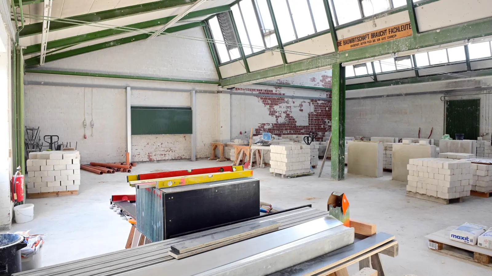 Der Werkstattbereich der städtischen Berufsschule an der Beckenweiherallee ist nicht sanierbar und muss durch einen Neubau ersetzt werden. (Archivfoto: Jim Albright)