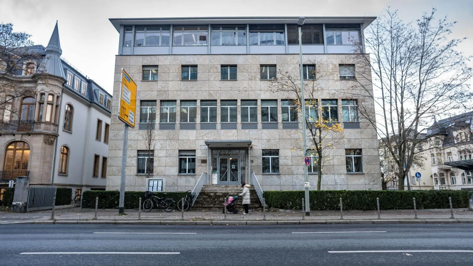 Das im Jahr 1951 fertig gestellte Gebäude in der Senckenberganlage beherbergt das Institut für Sozialforschung (IfS). (Foto: Frank Rumpenhorst/dpa)
