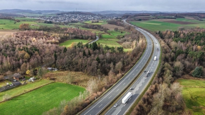 Blick auf die A45 in der Nähe von Olpe, wo im November die abgetrennten Hände gefunden wurden. (Archivfoto) (Foto: Alex Talash/dpa)