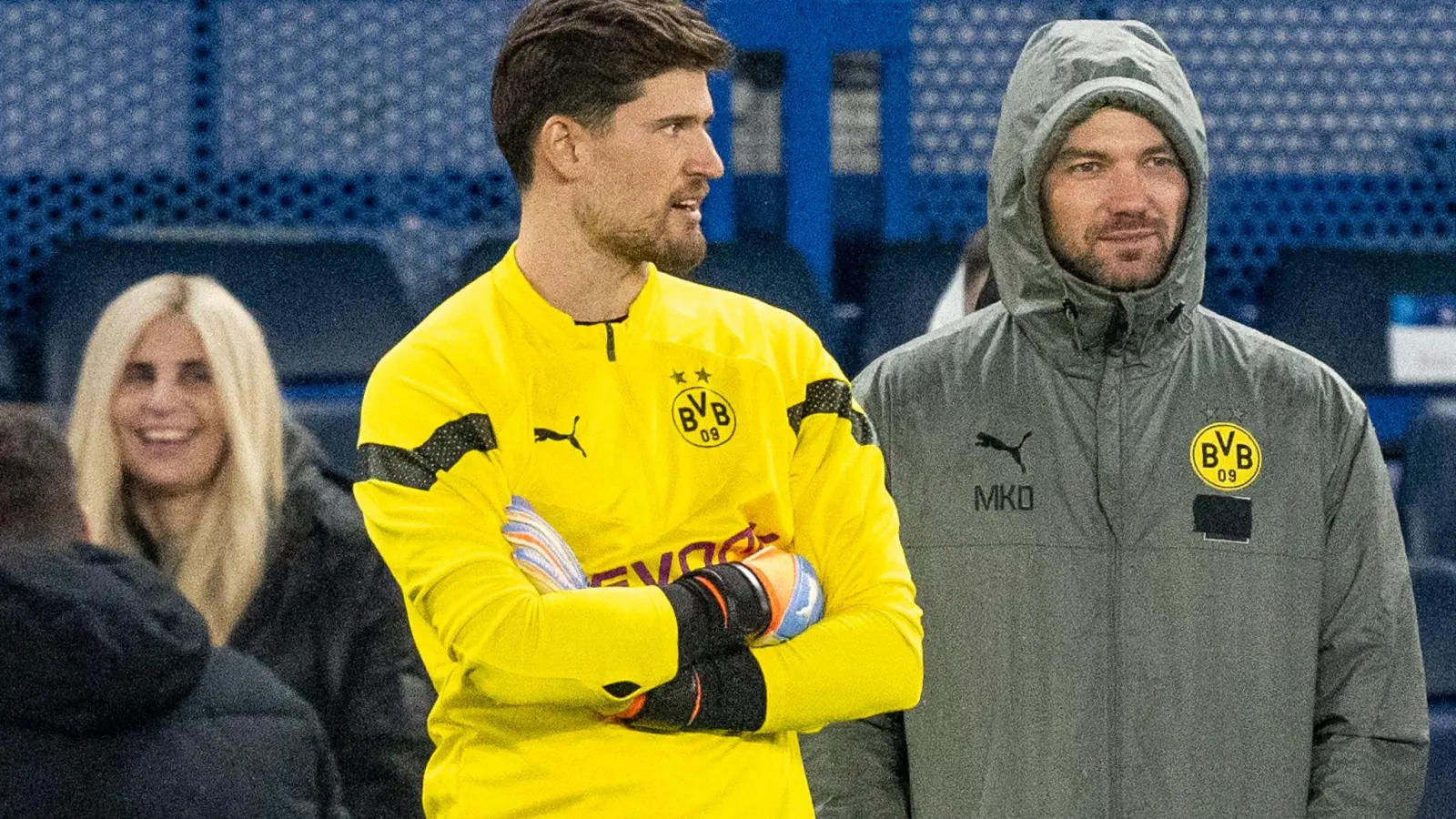 Dortmunds Torwart Gregor Kobel (l) steht gegen Chelsea nicht in der Startelf. (Foto: David Inderlied/dpa)