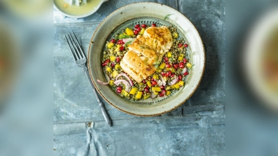 Kleine grüne Linsen, gelbe Mango-Stückchen und rote Granatapfelkerne sorgen bei diesem raffinierten Salat von Inga Pfannebecker für ein Farbenfeuerwerk.  (Foto: Wolfgang Schardt/Gräfe und Unzer/dpa-tmn)