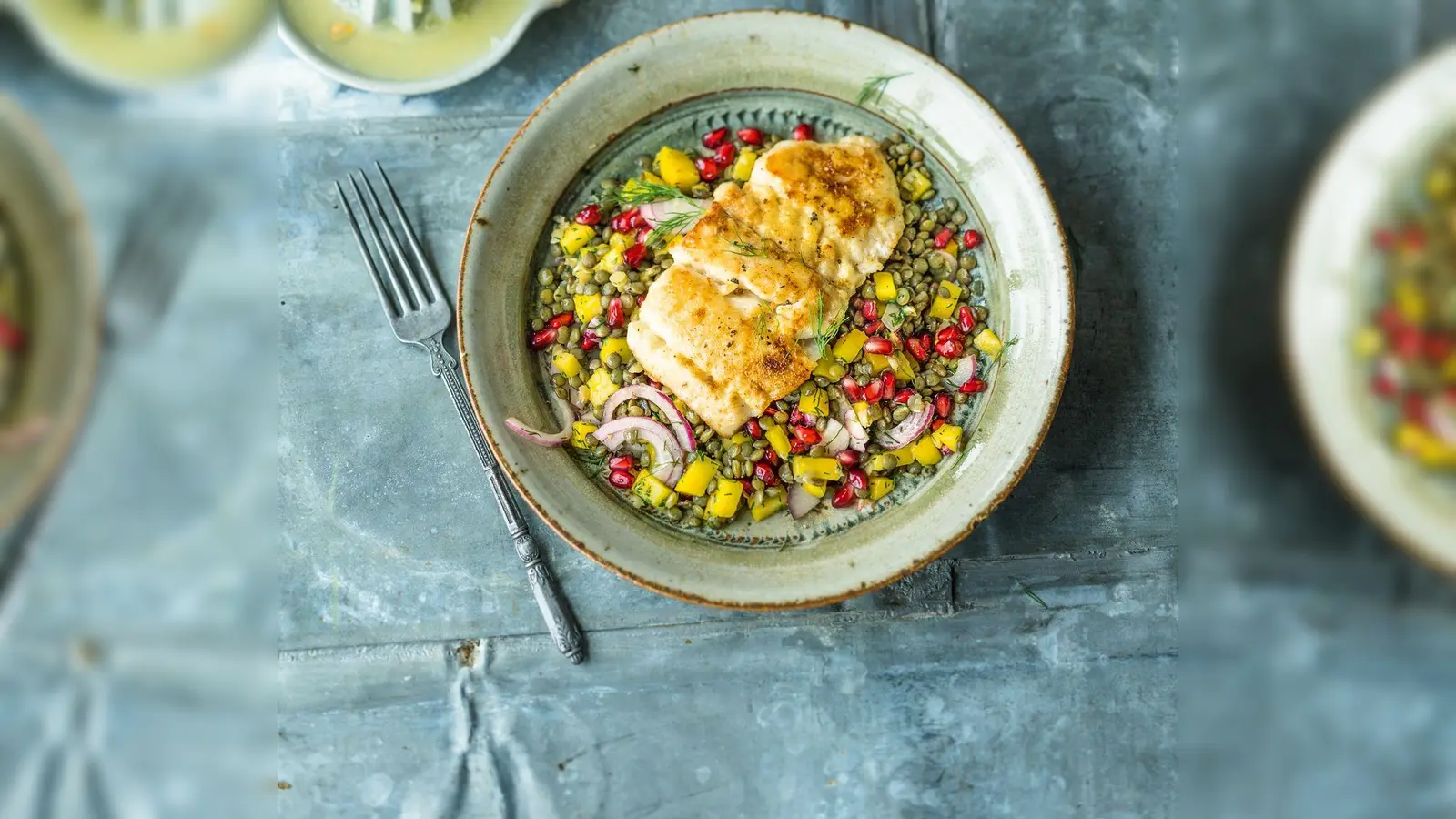 Kleine grüne Linsen, gelbe Mango-Stückchen und rote Granatapfelkerne sorgen bei diesem raffinierten Salat von Inga Pfannebecker für ein Farbenfeuerwerk.  (Foto: Wolfgang Schardt/Gräfe und Unzer/dpa-tmn)