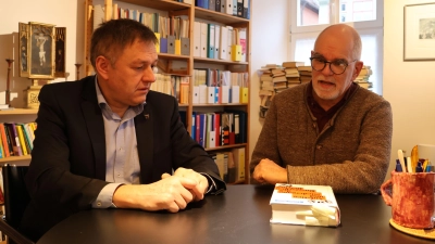 Manfred Scholl (links) und Uland Spahlinger haben sich tief in das Thema Krieg gegen die Ukraine eingearbeitet: Am morgigen Sonntag referieren die beiden in Dinkelsbühl. (Foto: Martina Haas)
