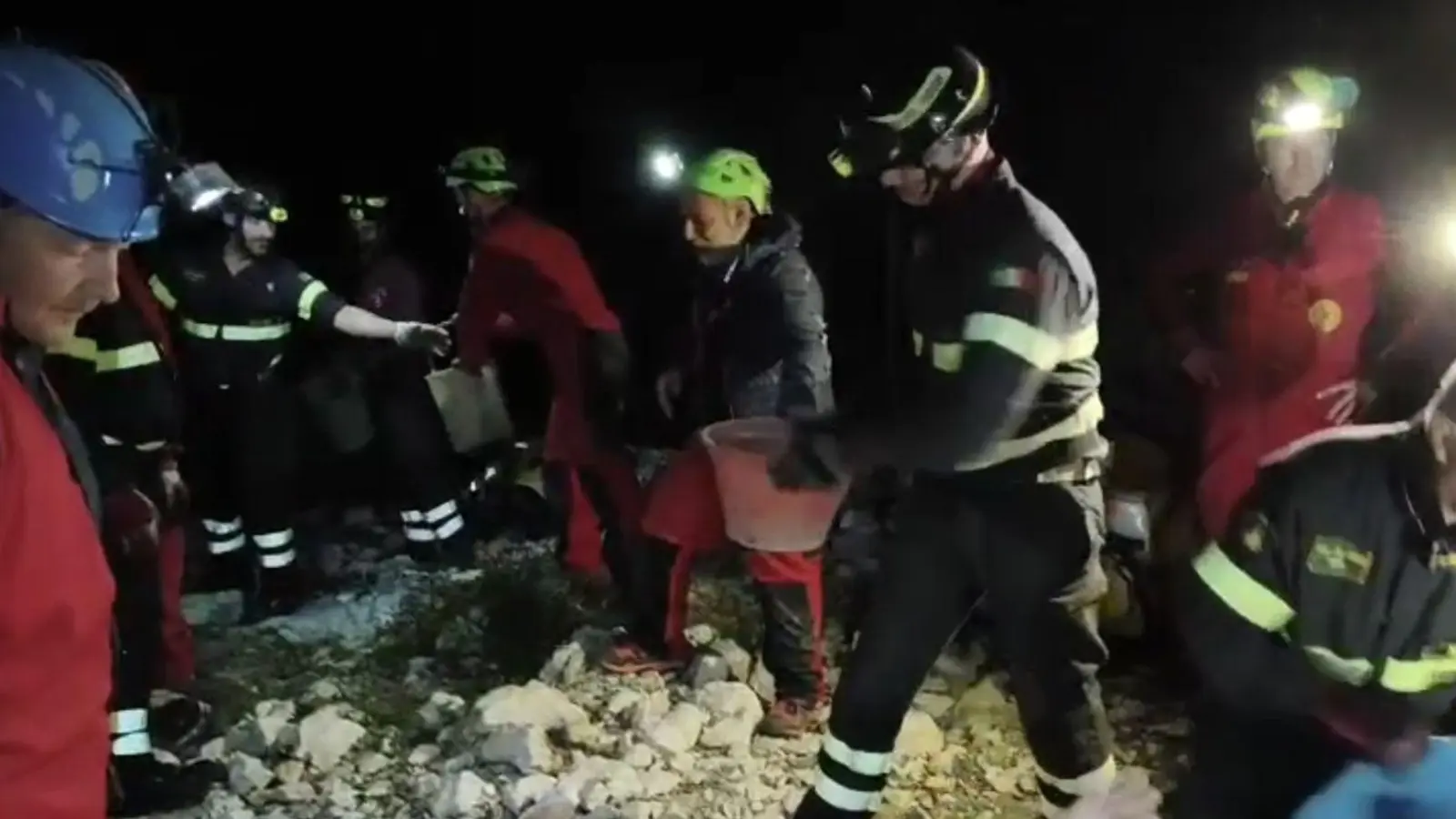 Seit Sonntagnachmittag sitzt der Mann in der Höhle fest. (Foto: ---/Italienische Berg- und Höhlenrettung/dpa)