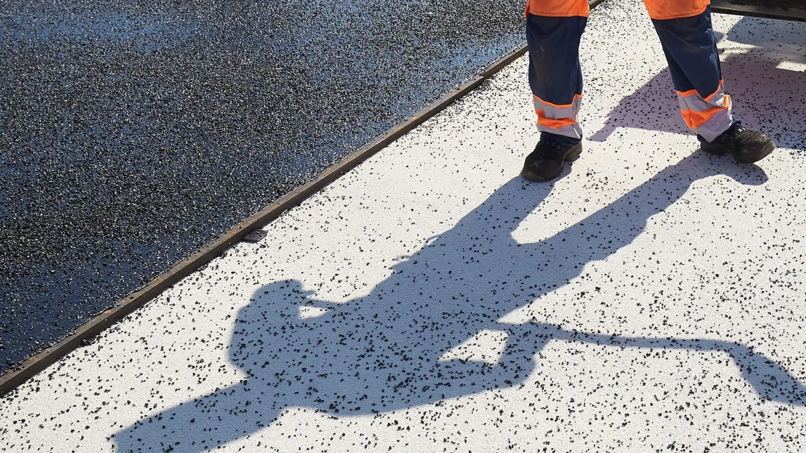 Auf der Baustelle für Straßenbau eskaliert ein Streit. (Symbolbild) (Foto: Thomas Frey/dpa)