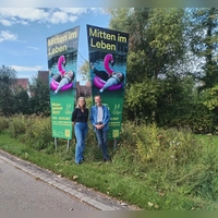 Die Trapezschilder an der Stauferwallkreuzung werben für die Herbst- und Winterspielzeit des Landestheaters Dinkelsbühl. Intendantin Jasmin Meindl und OB Dr. Christoph Hammer blicken erwartungsvoll in die neue Saison. (Foto: Michaela Krauth)
