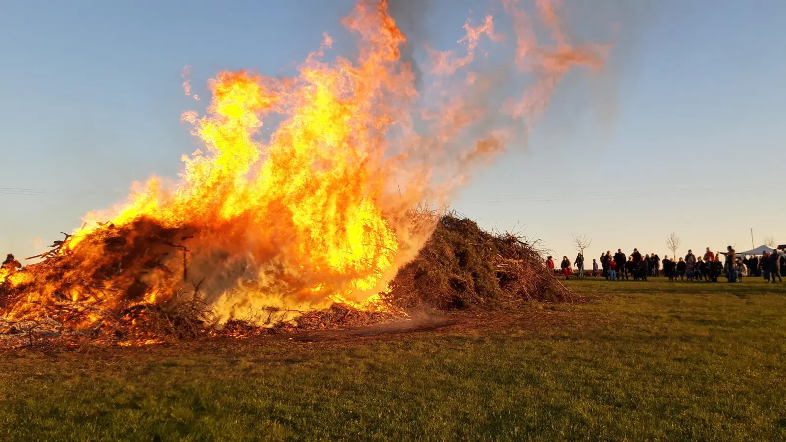 Bei dem Veranstalten von einem Osterfeuer, wie hier in Elpersdorf, gibt es einige Regeln zu beachten. Stellt die Trockenheit aktuell eine Gefahr dar? (Archivbild: Andrea Walke)