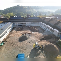 Noch viel zu tun gibt es, bis der Pausenhof der Neuhöfer Grund- und Mittelschule sein neues Erscheinungsbild erhalten hat und wieder genutzt werden kann. (Foto: Mirko Fryska)