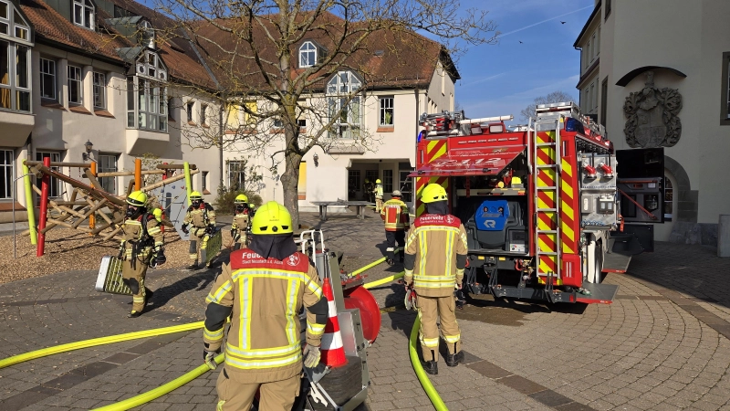Zum zweiten Mal in zwei Monaten musste die Feuerwehr zu den Schulen im Neustädter Zentrum ausrücken. Der Brand war schnell gelöscht. (Foto: Rainer Weiskirchen )