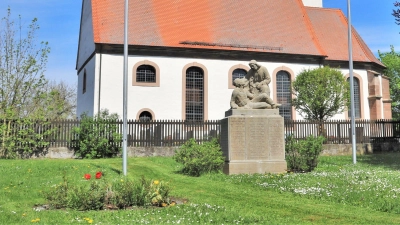 Dieses gut gepflegte Denkmal für die Gefallenen der Weltkriege findet sich in Lenkersheim. Im geplanten Buch von Dr. Wolfgang Mück wird es wie viele weitere derartige Mahnmale einen Platz erhalten. (Foto: Dr. Wolfgang Mück)
