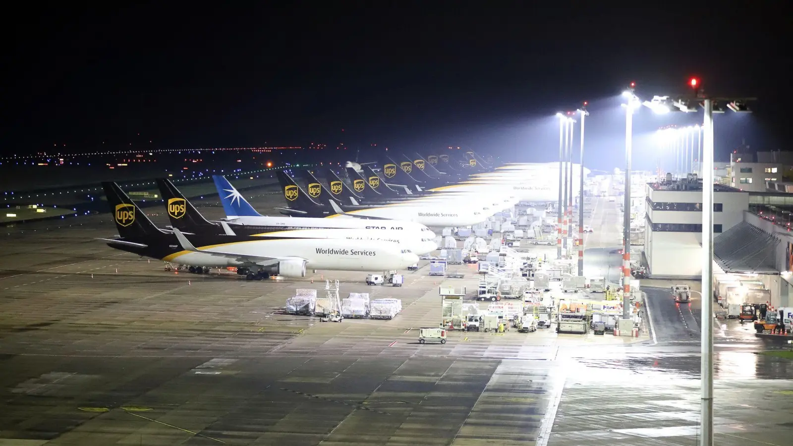 Wegen Blitzeis wurde der Flugbetrieb am Flughafen Köln/Bonn am Nachmittag für 45 Minuten unterbrochen. (Foto: Sascha Thelen/dpa)