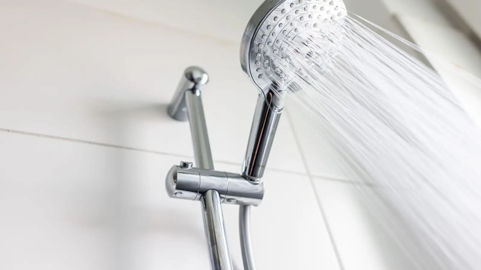 Mit einem sparsamen Duschkopf kann der Wasserverbrauch stark reduziert werden. (Foto: Philipp von Ditfurth/dpa)