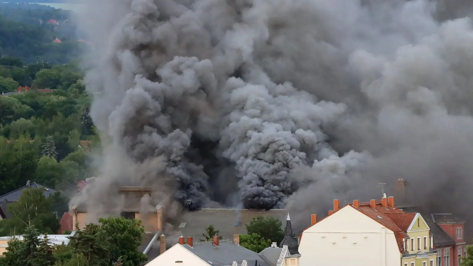 Dichte Rauchwolken waren weithin sichtbar, die Bevölkerung wurde gewarnt. (Foto: Christian Essler/Xcitepress/dpa)