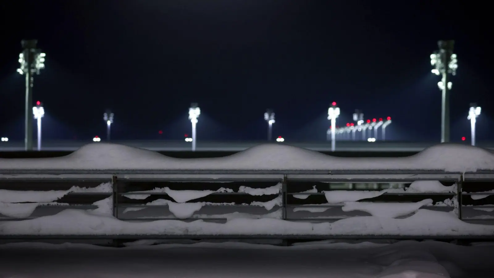 Das Parkhaus am Münchener Flughafen ist noch immer schneebedeckt. (Foto: Karl-Josef Hildenbrand/dpa)