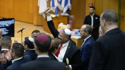 Israels rechtsextremer Polizeiminister Itamar Ben-Gvir feiert im Parlament die Verabschiedung des umstrittenen Gesetzes zur Einführung der Todesstrafe für Terroristen. (Archivbild) (Foto: Itay Cohen/AP/dpa)
