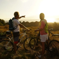 Vor allem Aktivurlauber sollten prüfen, ob und in welchem Umfang Sportarten wie Bergsteigen oder Mountainbiken in der Auslandskrankenversicherung mitversichert sind. (Foto: Robert Günther/dpa-tmn)