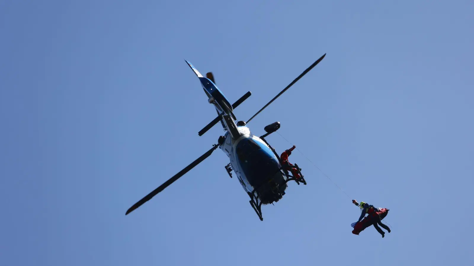 Die Leiche des Mannes wurde via Hubschrauber geborgen. (Symbolbild) (Foto: Matthias Bein/dpa)
