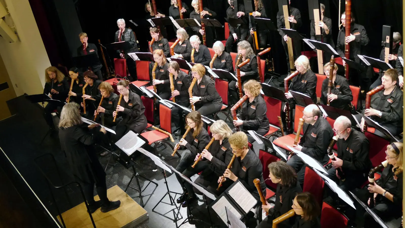 Flötentöne aus über 60 Instrumenten hörten die musikbegeisterten Zuhörer beim flautississimo-Konzert in der NeuStadtHalle – ein akustisches Erlebnis der besonderen Art. (Foto: Rüdiger Pfeiffer)