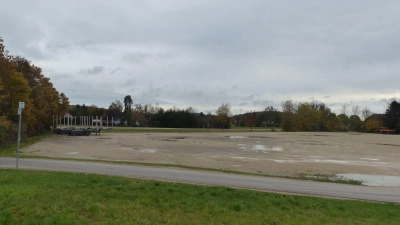 Der temporäre Festplatz in Wassertrüdingen war eigentlich als Parkplatz während der Gartenschau 2019 gedacht. Die Schotterfläche wurde noch immer nicht abgetragen. Jetzt soll hier eine beheizbare Halle für die Unterbringung Geflüchteter gebaut werden. (Foto: Albert Schülein)