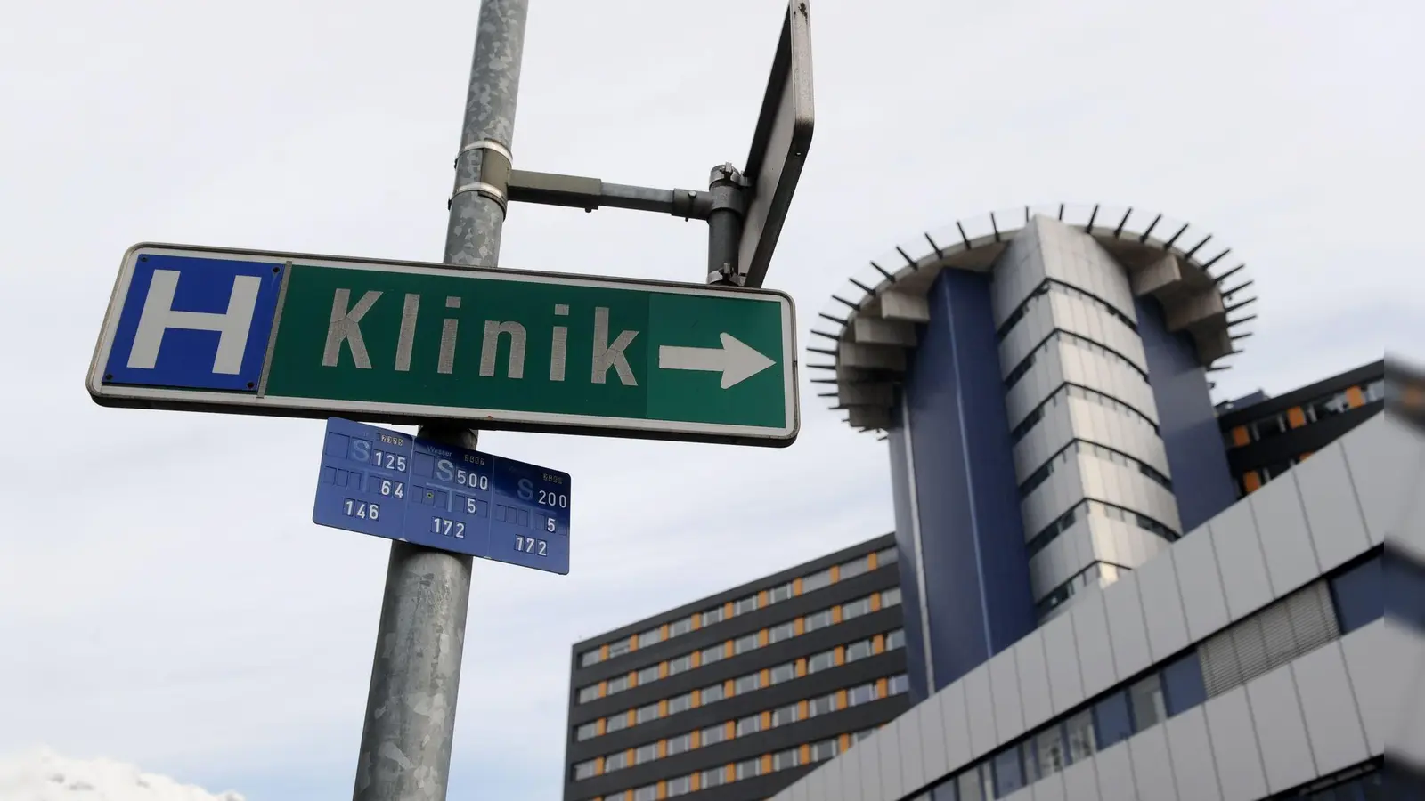 Das Baby wurde nach Innsbruck ins Krankenhaus geflogen. (Archivbild) (Foto: Tobias Hase/dpa)