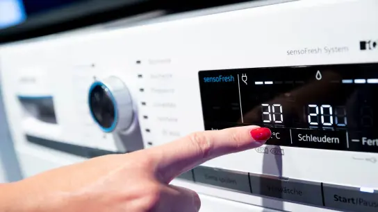 Dieser Energiespartipp braucht nur einen Tastendruck von Ihnen: Die Waschmaschine mit 30 statt 40 oder gar 60 Grad laufen lassen. (Foto: Florian Schuh/dpa-tmn)