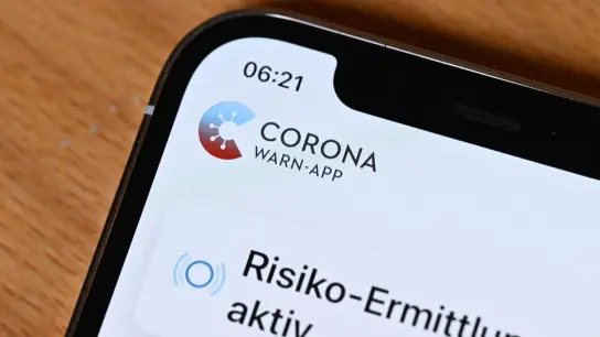 Die offizielle Corona-Warn-App des Bundes gibt es in einer neuen Version mit vielen Neuerungen. (Foto: Bernd Weißbrod/dpa)